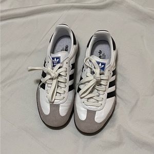 Adidas sambas in women’s size 4